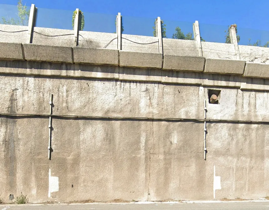 Mur de soutènement en paroi moulée ancrée le long de l’autoroute A8
